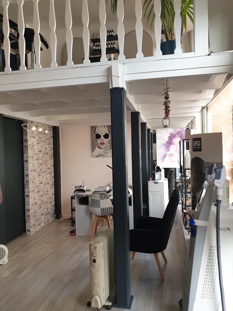 Intérieur chaleureux du salon Secret de beauté